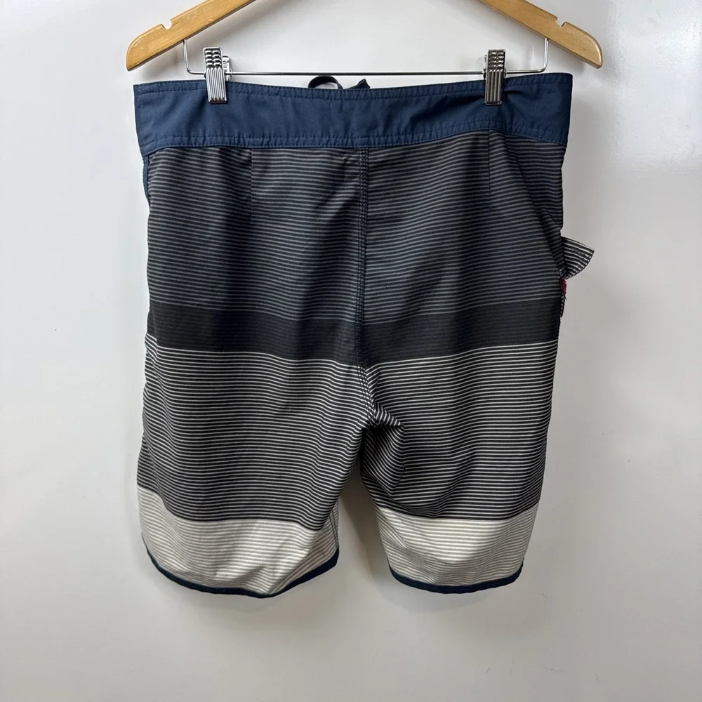 RVCA men's Board Shorts Size 32 Blue / Cream With Stripes